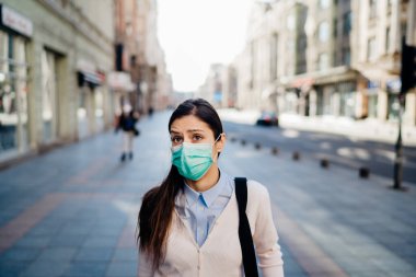 COVID-19 'dan etkilenen endişeli genç yetişkin. Yürümek, pandemic sırasında işe gitmek. Koruyucu tedbirler, maske takmak ve sosyal mesafeler. Kılavuza uymak. Temastan kaçınmak.