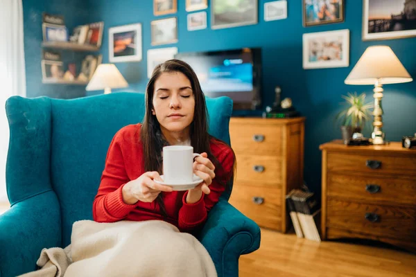 Ung Kvinna Dricker Kaffe Tillbringar Fritid Hem Varm Dryck För — Stockfoto