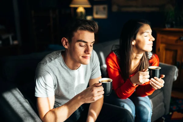 Junges Paar Bleibt Hause Trinkt Kaffee Fenster Aussicht Genießen Sonnenstrahlen — Stockfoto