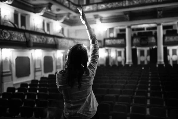 Entertainer Treedt Een Podium Een Leeg Theater Concertzaal Zonder Fans — Stockfoto