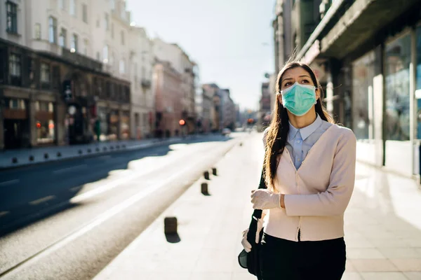 Mujer Preocupada Caminando Para Trabajar Espacio Público Durante Pandemía Efecto — Foto de Stock