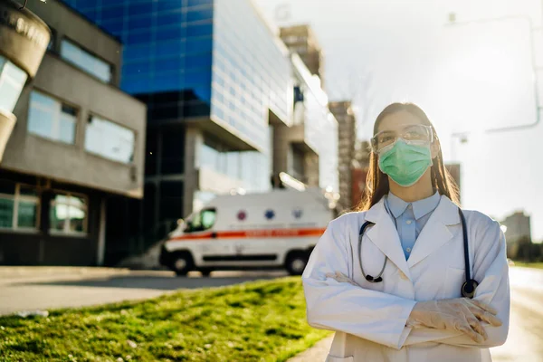 Moedige Optimistische Paramedicus Frontlinie Werkzaam Een Isolatieziekenhuis Met Geïnfecteerde Patiënten — Stockfoto