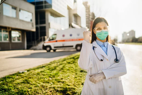 Modig Optimistisk Sjukvårdare Frontlinjen Arbetar Isolering Sjukhus Anläggning Med Infekterade — Stockfoto