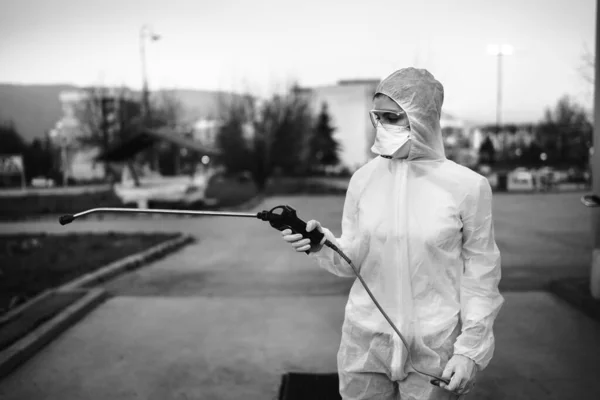 Sanitation Service Worker Spraying Disinfectant Spray Gun Hazmat Suit N95 — Stock Photo, Image