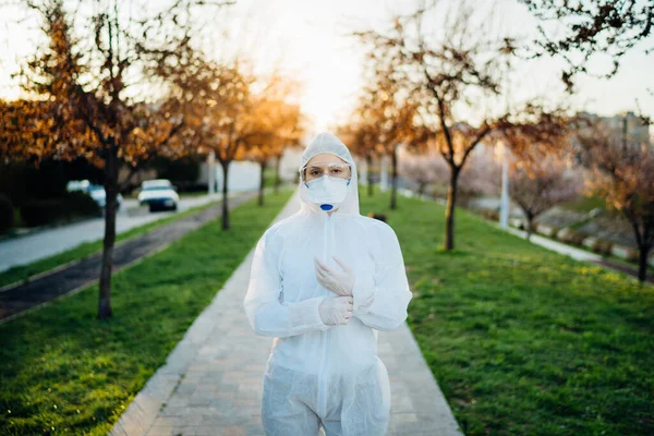 女医生身着制服在前线行走 与病毒性疾病作斗争 私人防护设备 隔离区域净化 Covid 19科罗那病毒医生 — 图库照片