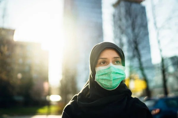 Kvinnlig Muselman Med Skyddande Kirurgisk Mask Hijab Kvinna Bär Mask — Stockfoto