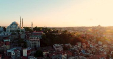 İstanbul 'daki Sultanahmet Havalimanı (İngilizce: Aerial of Blue Camii (Sultanahmet), Türkiye. Mystique Süleyman Camii, Haliç (Altın Boynuz) ve Eminonu bölgesi günbatımında. 