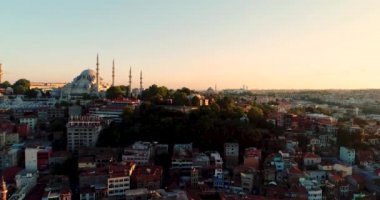 İstanbul, Türkiye 'deki Mistik Süleyman Camii, Haliç (Altın Boynuz) ve Eminonu bölgesi güneş batımında. İstanbul' daki Mavi Cami 'nin (Sultanahmet) İstanbul hava sahasında.. 
