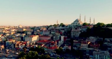 İstanbul, Türkiye 'deki Mistik Süleyman Camii, Haliç (Altın Boynuz) ve Eminonu bölgesi güneş batımında. İstanbul' daki Mavi Cami 'nin (Sultanahmet) İstanbul hava sahasında..