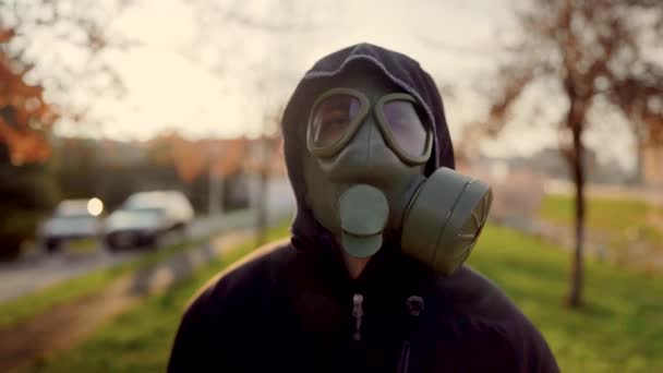 Adulto Afectado Por Covid Usando Mc1Air Protection Gas Mask Psychological — Vídeo de stock