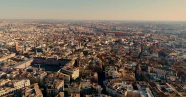 Ünlü Plaza Belediye Başkanı 'nın hava 4K görüntüleri Madrid, İspanya' da büyük bir meydandır. Madrid.İspanya 'nın merkez plaza belediye başkanı ve Gran Via caddesi ile ilçelerin merkezi.. 