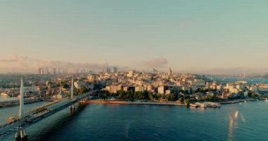 15 Temmuz Şehitler Köprüsü, İstanbul, İstanbul 'da Asya ile Avrupa arasında dar boğazlı, İstanbul' da güneş batımı görüntüsü. Golden Horn Metro Köprüsü, Galata Köprüsü. Boğaz Boğazı..  