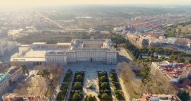 Madrid Katedrali Santa Maria la Real de La Almudena 'nın Madrid, İspanya ve Kraliyet Sarayı' ndaki hava 4K videosu. Madrid 'in mimarisi ve simgesi. Madrid şehrinin manzarası /  