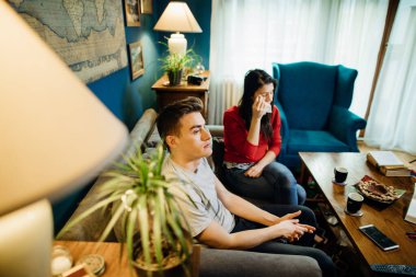 İlişki sorunları olan bir çift, boşanma, ayrılma.