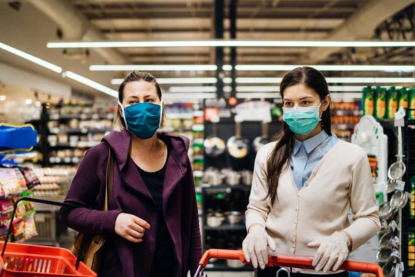 Shoppere Med Masker Køber Til Dagligvarer Grund Coronavirus Pandemi Købmandsbutikker - Stock-foto