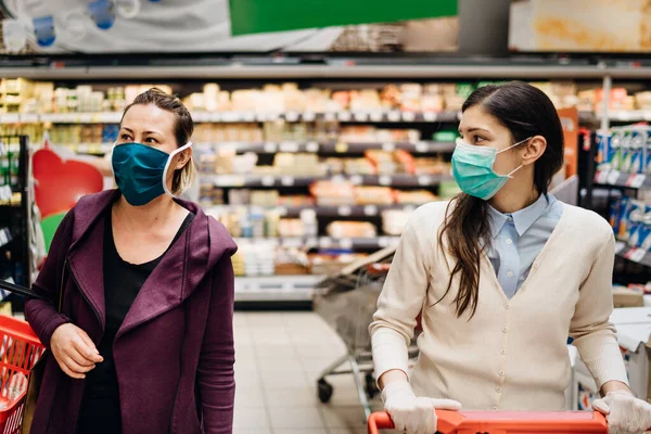 Shoppere Med Masker Køber Til Dagligvarer Grund Coronavirus Pandemi Købmandsbutikker - Stock-foto