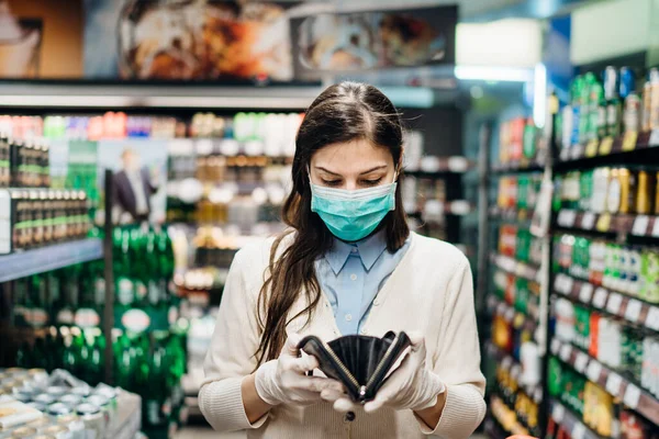 Worried Woman Mask Groceries Shopping Supermarket Looking Empty Wallet Enough — Stock Photo, Image