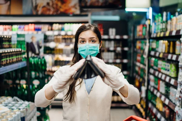 空の財布を見てスーパーマーケットでマスク食品ショッピングを心配女性 食品を購入するのに十分なお金ではありません コヴィト 19隔離されたロックダウン 金融問題不安 お金の危機で失業者 — ストック写真