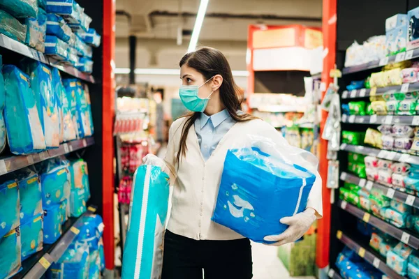 Comprador Com Máscara Comprando Com Segurança Para Mantimentos Devido Pandemia — Fotografia de Stock