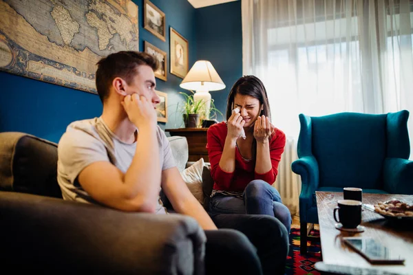 Gestresste Emotionale Frau Weint Einem Genervten Partner Ehemann Der Über — Stockfoto