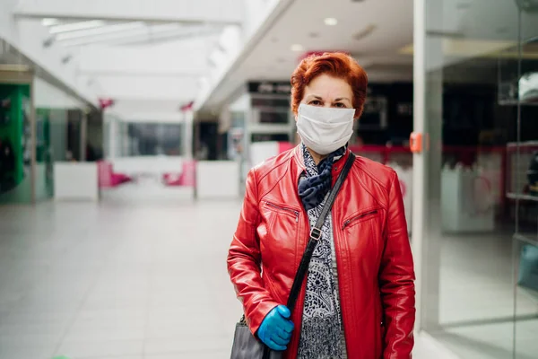 Seniorin Mit Schutztuch Mundschutz Und Handschuhen — Stockfoto