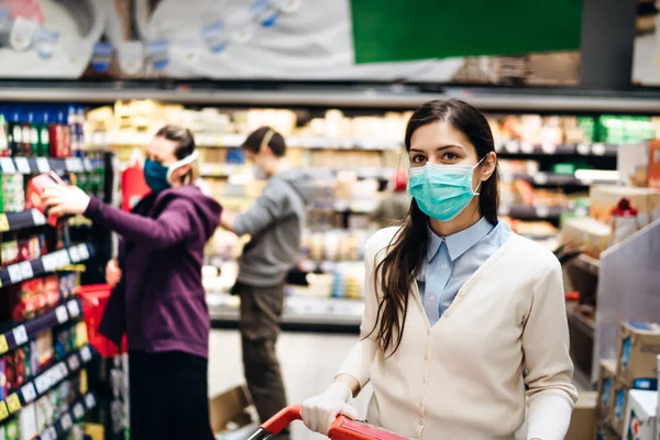 Shopper Med Maske Sikkert Købe Til Dagligvarer Grund Coronavirus Pandemi - Stock-foto