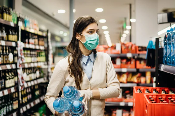 Frau Mit Maske Sicher Beim Einkaufen Von Lebensmitteln Inmitten Der — Stockfoto