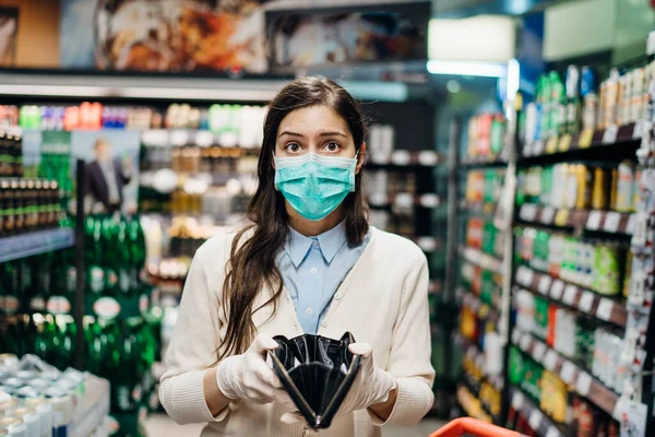 Gestresste Vrouw Met Masker Winkelen Supermarkt Met Een Lege Portemonnee — Stockfoto