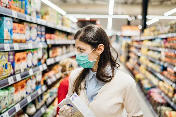 Sklepikarz Maską Bezpiecznie Zakupy Artykułów Spożywczych Względu Pandemię Koronawirusów Magazynie — Zdjęcie stockowe