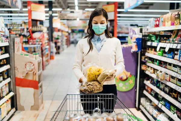 Frau Mit Maske Sicher Beim Einkaufen Von Lebensmitteln Inmitten Der — Stockfoto