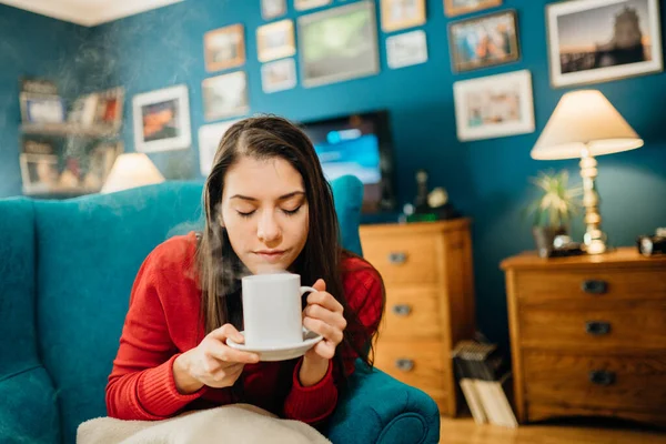 Jovem Mulher Bebendo Café Chá Passando Tempo Livre Home Hot — Fotografia de Stock