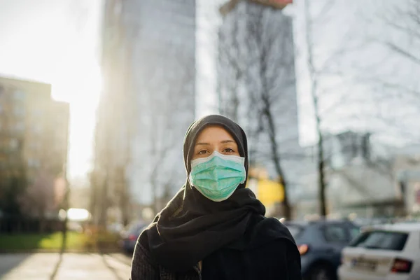 Kvinnlig Muselman Med Skyddande Kirurgisk Mask Hijab Kvinna Bär Mask — Stockfoto