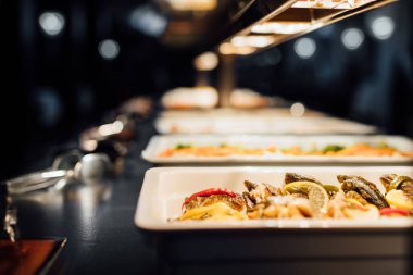 Akdeniz ketojenik diyeti. Izgara balık ve sebzeler. Sağlıklı bir düğün yemeği büfesi menüsü.