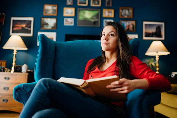 Vrouw Genieten Van Het Lezen Van Een Interessante Boek Roman Stockfoto