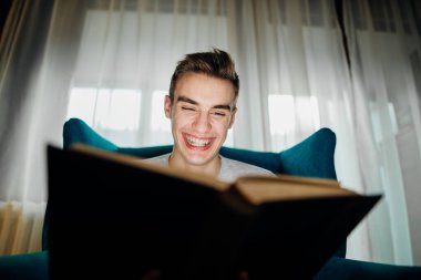 İlginç bir kitap okumayı seven bir adam, karantinada tek başına. Zihinsel sağlık, ev bakımı, rahatlama etkinliği. Eğlenceli ders çalışma, eğitim motivasyonu.