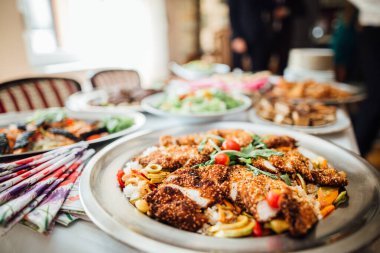 Susamlı kızarmış tavuk göğsü ve sebze. Susam kabuklu tavuk. Kutlamalar ve özel durumlar için sağlıklı dengeli yemek. Sağlıklı Ramazan iftarı.