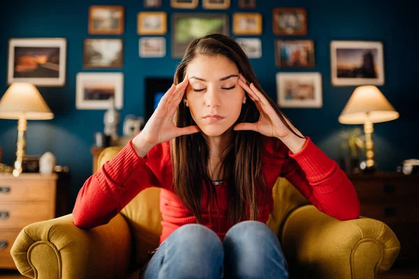 Stressad Kvinna Överdriver Händelser Ensam Hemma Funderar Problem Koncentrationsproblem Hjärn — Stockfoto