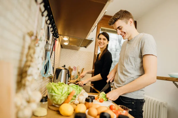 Glückliches Paar Genießt Die Gemeinsame Kochzeit Hause Einfache Momente Genießen — Stockfoto