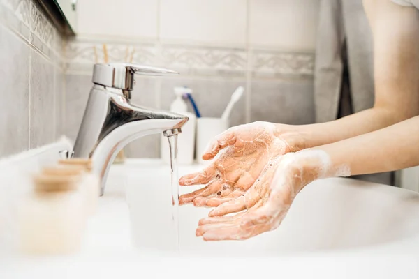 Женщина Моет Руки Мылом Водой Чистой Bathroom Decontamination Протокол Гигиена — стоковое фото