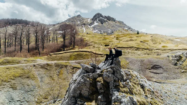 Turisté Lezení Útesy Horách Porušení Motivace Nemoci Covid Virus Vzpamatovávání — Stock fotografie