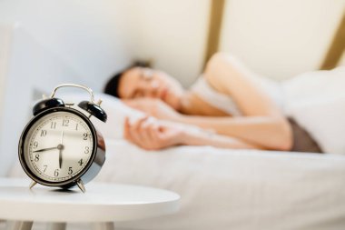 Alarm çalıyor. Kadın sabah iş için erken kalkıyor. Uyku apnesi engelleyici etkenler. Zihinsel stres uykusuzluğu. Melatonin eksikliği.