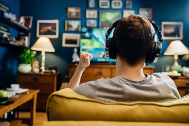 Genç inek ergen esport oyuncusunun oynadığı ve rekabetçi internet MMORPG siber şampiyonasını birinci şahıs nişancı stratejisinde bilgisayar oyun platformunda kulaklık takarak kazandığı video oyunu.