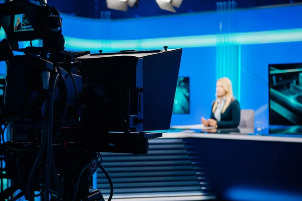 Opname Nieuws Studio Gepositioneerde Camera Apparatuur Met Televisie Presentator Journalist — Stockfoto