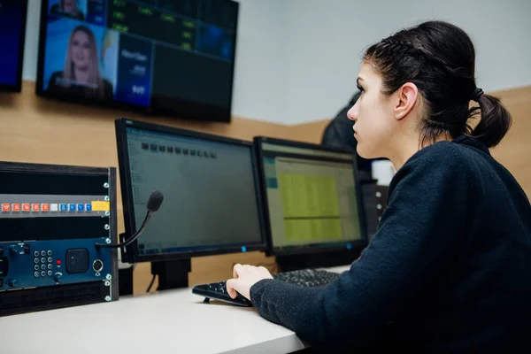 Vrouwelijke Regisseur Controle Editing Room Televisie Studio Operating Vision Mixer — Stockfoto