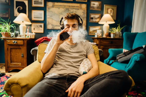 Ung Man Gamer Inhalation Ånga Med Elektronisk Cigarett Vape Smak — Stockfoto