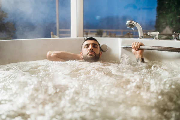 Homem Relaxante Casa Banheira Hidromassagem Ritual Spa Momento Dia Moderna — Fotografia de Stock