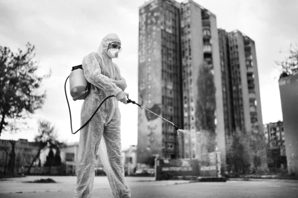 Temizlik Işçisi Kamu Alanını Dezenfektan Spreyiyle Dezenfekte Ediyor Sokak Dezenfeksiyonu — Stok fotoğraf