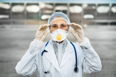 Üniformalı kadın doktor, virüs salgınıyla mücadele ediyor. Özel koruma ekipmanları (PPE). Karantinaya alınmış bölge dezenfekte edilmesi. COVID-19, tehlikeli madde giysisi içindeki virüs doktoru..