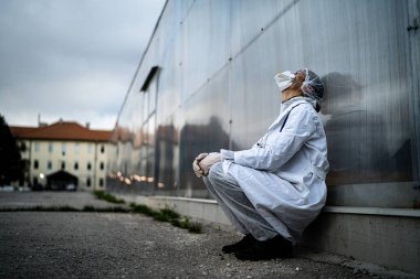 Korkak doktor, sinir krizi geçiriyor. Coronavirus COVID-19, korku içinde. Doğaçlama tıbbi tesisler izolasyon koğuşunda çalışıyor.