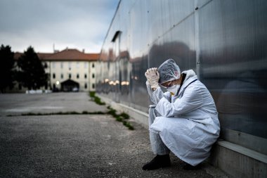 Korkak doktor, sinir krizi geçiriyor. Coronavirus COVID-19, korku içinde. Doğaçlama tıbbi tesisler izolasyon koğuşunda çalışıyor.